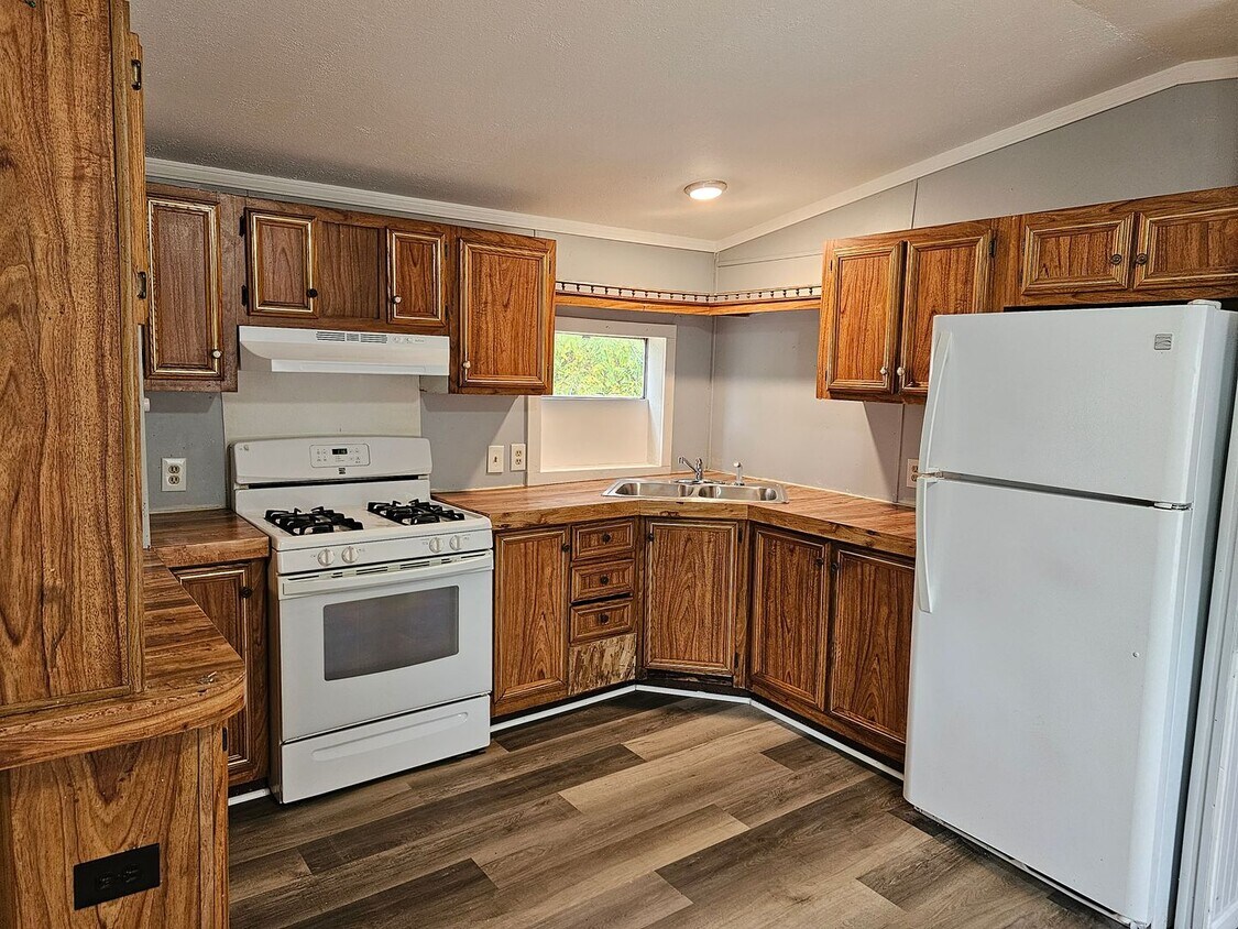 Primary Photo - 3 Bedroom Single Family Mobile Home for re...