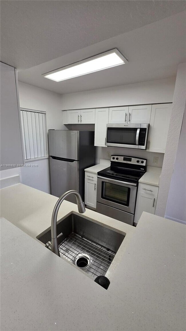 Foto del edificio - 2881 N Oakland Forest Dr