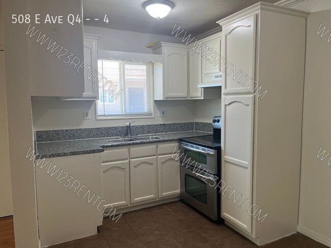 Building Photo - 508 E Ave Q4