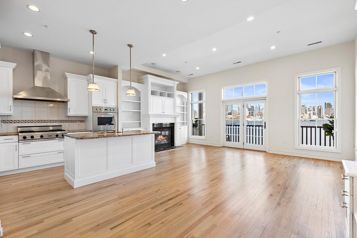 Primary Photo - 16 Regency Pl