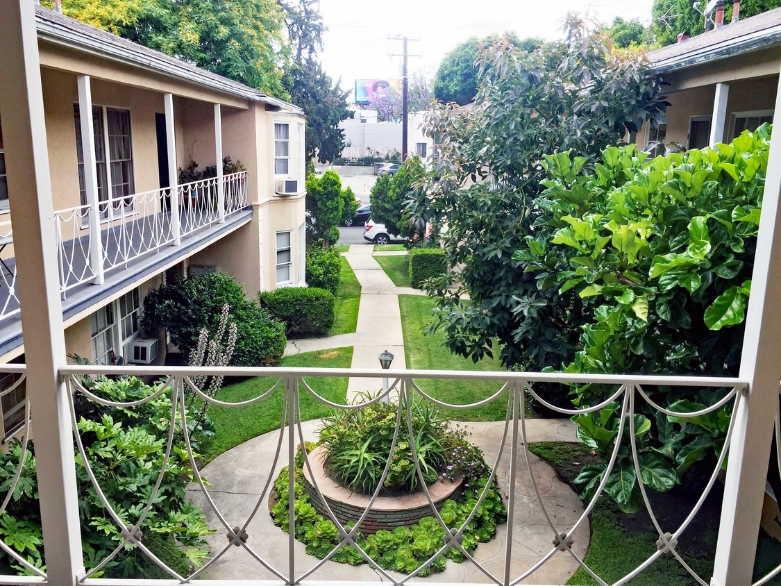 Courtyard & Walkway - 1018 N Alfred St