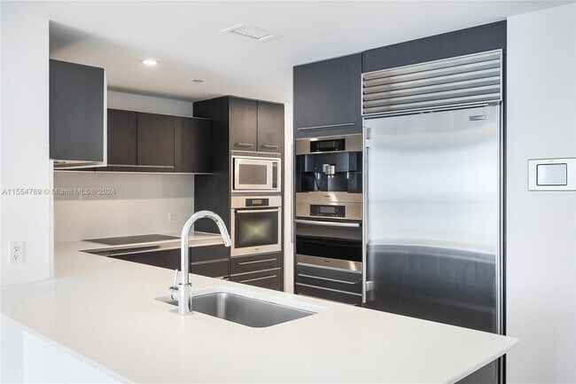 Building Photo - 17001 Collins Ave