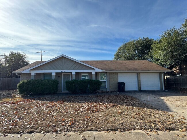 Foto del edificio - Spacious 3 Bdrm 2 Bath with Extra Living Space