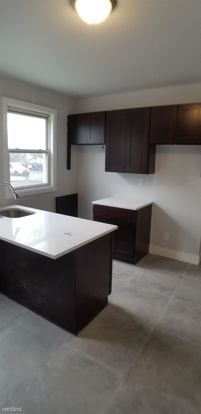 Building Photo - 3 br, 1 bath  - 681 S 20th St Apt 1