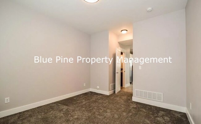Building Photo - 710 S Saturn Ave