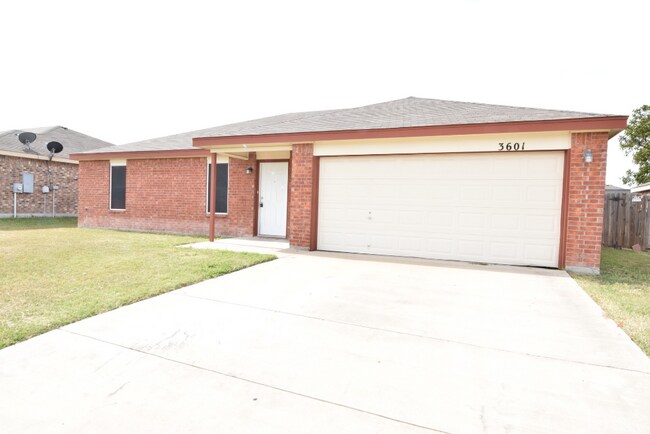 Building Photo - 3601 Selena Dr