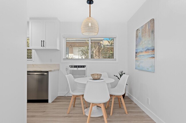 Foto del edificio - 11627 Mayfield Ave