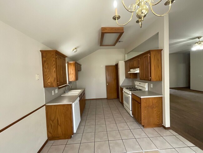 Building Photo - 4 bed, 2 bath, brick, gas stove, dishwashe...