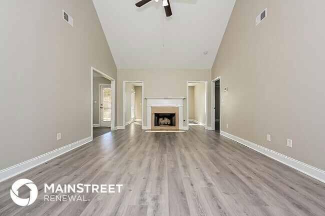 Building Photo - 1505 Queen Elizabeth Dr