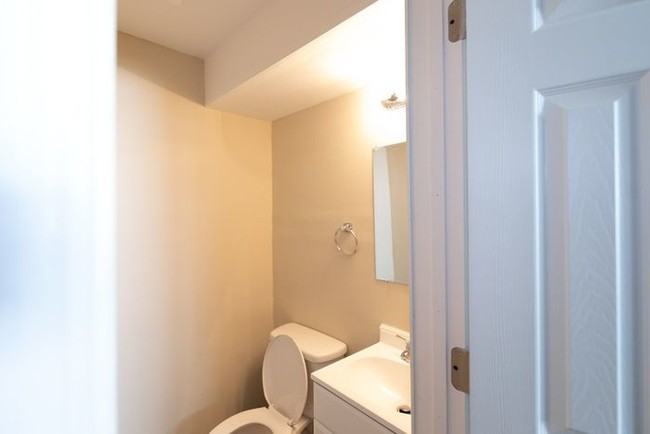 Foto del edificio - 4037 Whitaker Dr