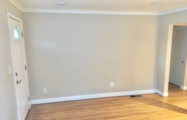 Building Photo - Beautiful 2 Bed 1 Bath House w/ 1-Car Gara...