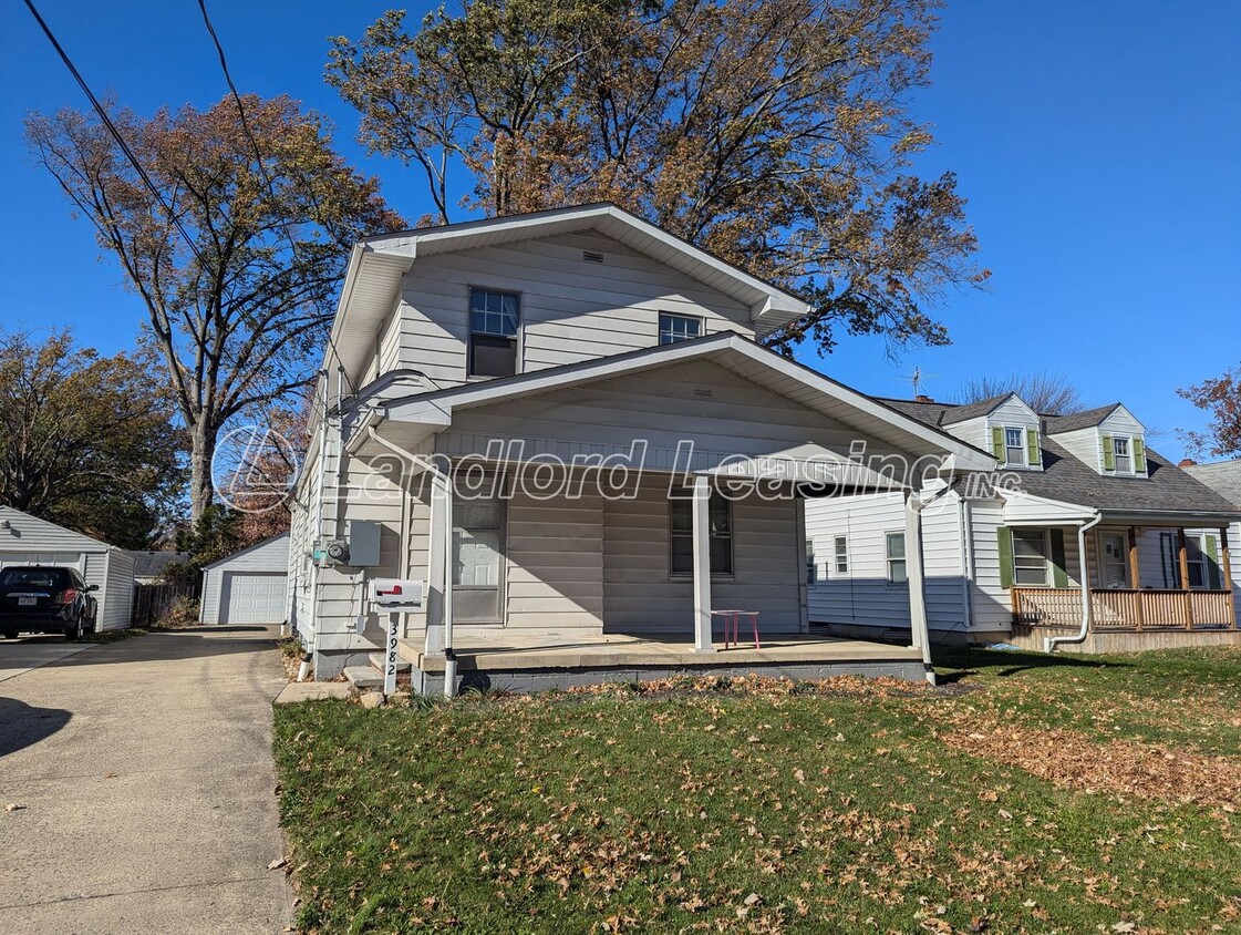 Primary Photo - Cozy Upstairs Duplex with Balcony and Updates