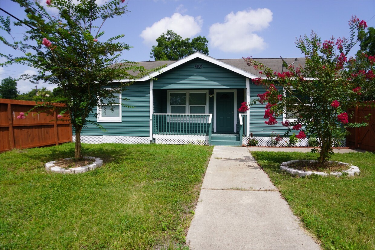 Foto principal - 6803 6th St