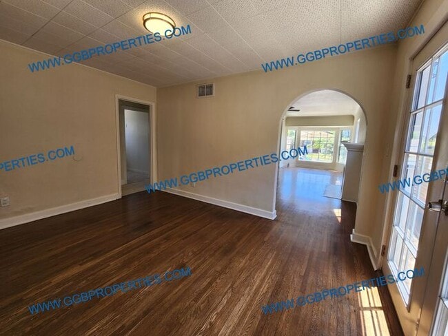 Building Photo - **Move In Special** Charming 3 Bedroom / 2...