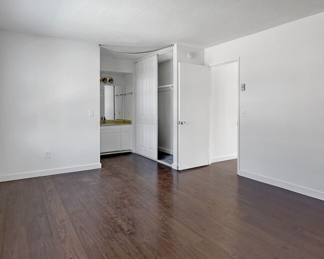 Building Photo - One Bedroom in Pacific Beach!!