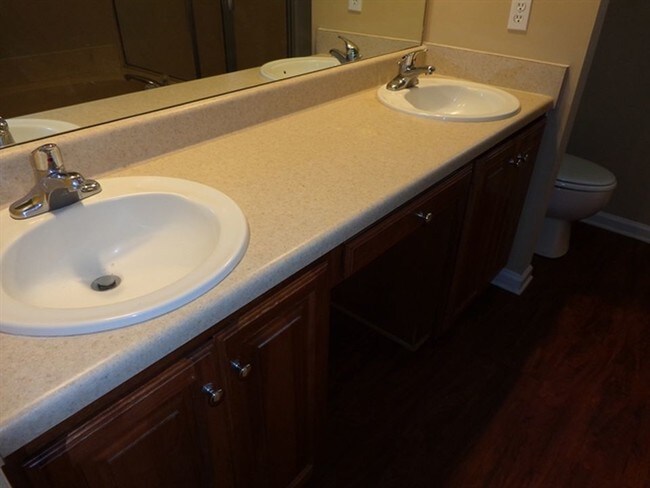 Foto del edificio - 208 Oak Grove Ln