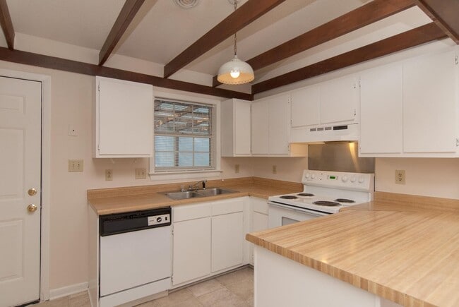 Building Photo - 733 Varsity Dr