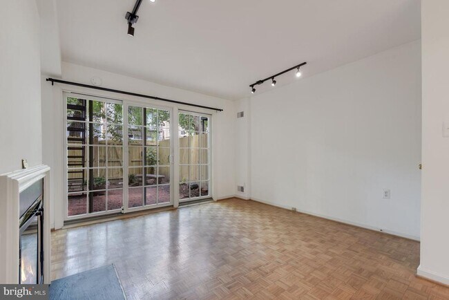 Building Photo - 1739 1/2 Corcoran St NW
