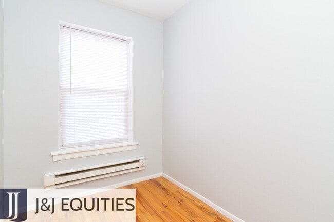 Interior Photo - 4501-4515 N Malden St
