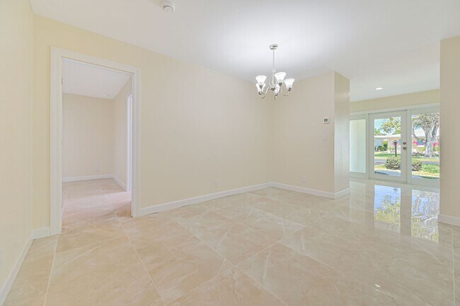 Foto del edificio - ** Completely Remodeled ~ 2/2 Single Family Home ~ 1 Car Garage ~ Downtown Naples **