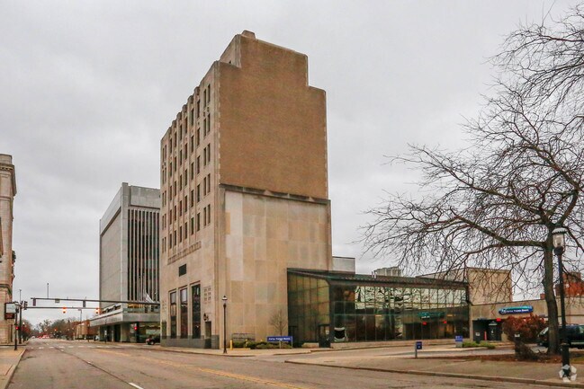 Building Photo - Goetz Tower