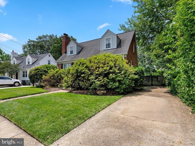 Foto del edificio - 404 S George Mason Dr