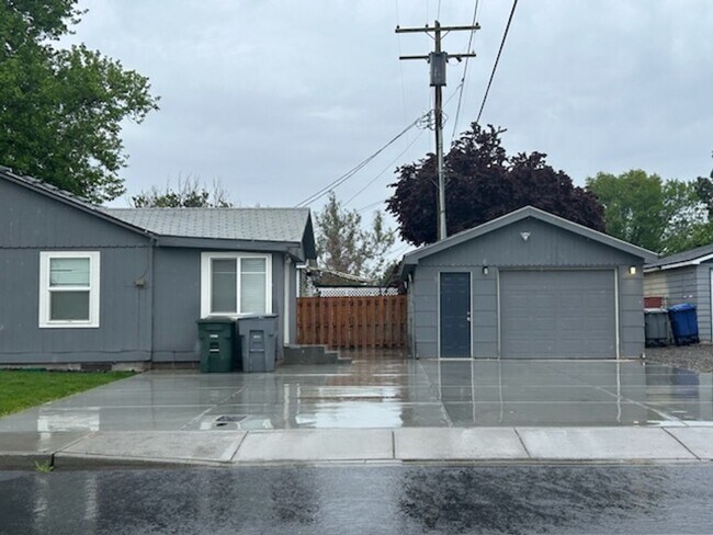 Foto del edificio - Charming 3 Bedroom, 1 Bath w/Garage