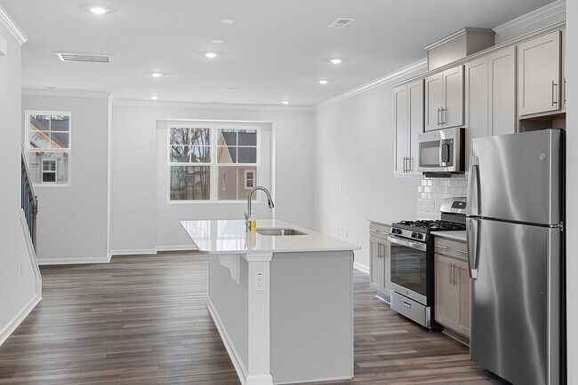 Building Photo - Beautiful 3 bedroom townhome available Aug...