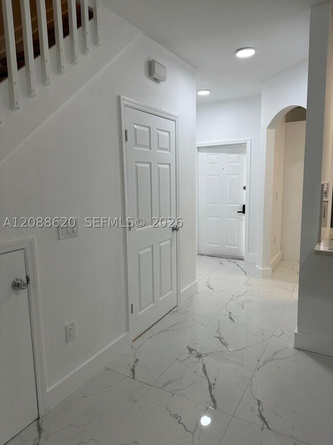 Foto del edificio - 5937 Riverside Ave