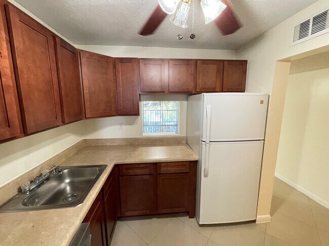 Building Photo - 7920 N Colony Cir