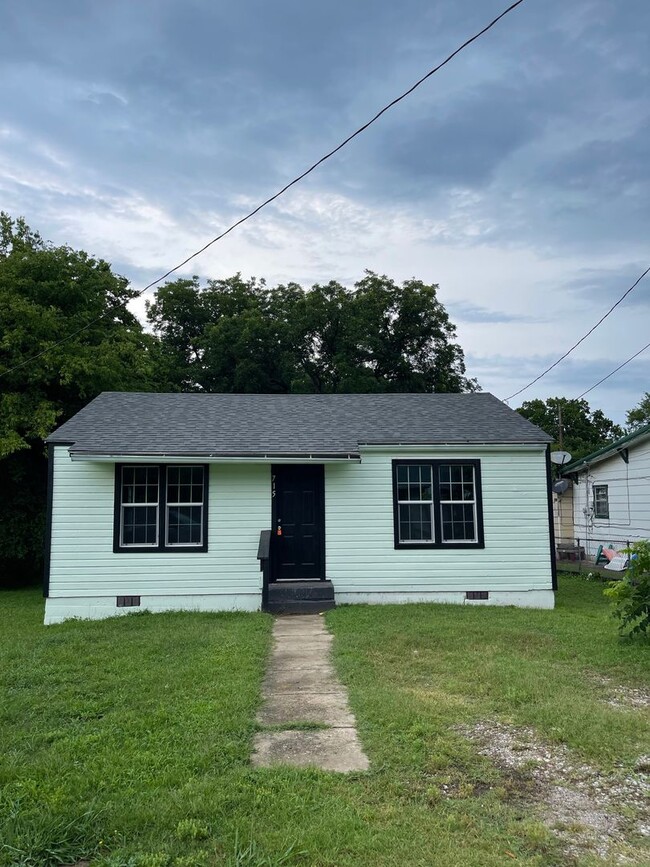 Building Photo - 715 4TH St