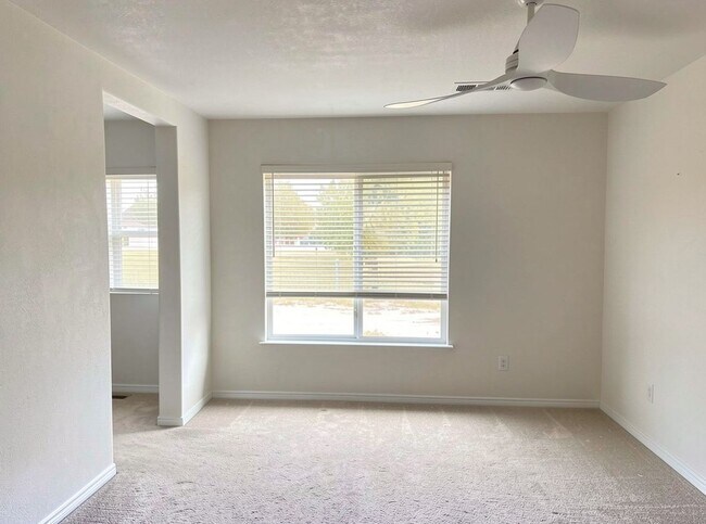 Building Photo - Stunning Home in the Beautiful Mariposa Community of Santa Clarita!