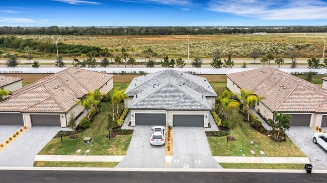 Foto del edificio - 16020 Sunny Day Dr