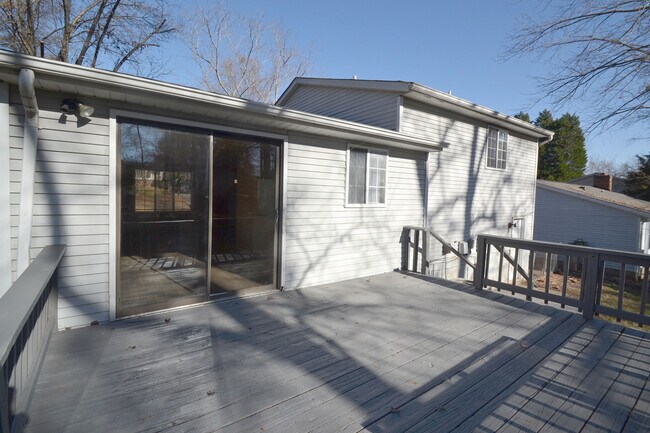 Building Photo - Newly updated 4bed, 2bath Tri-level with f...