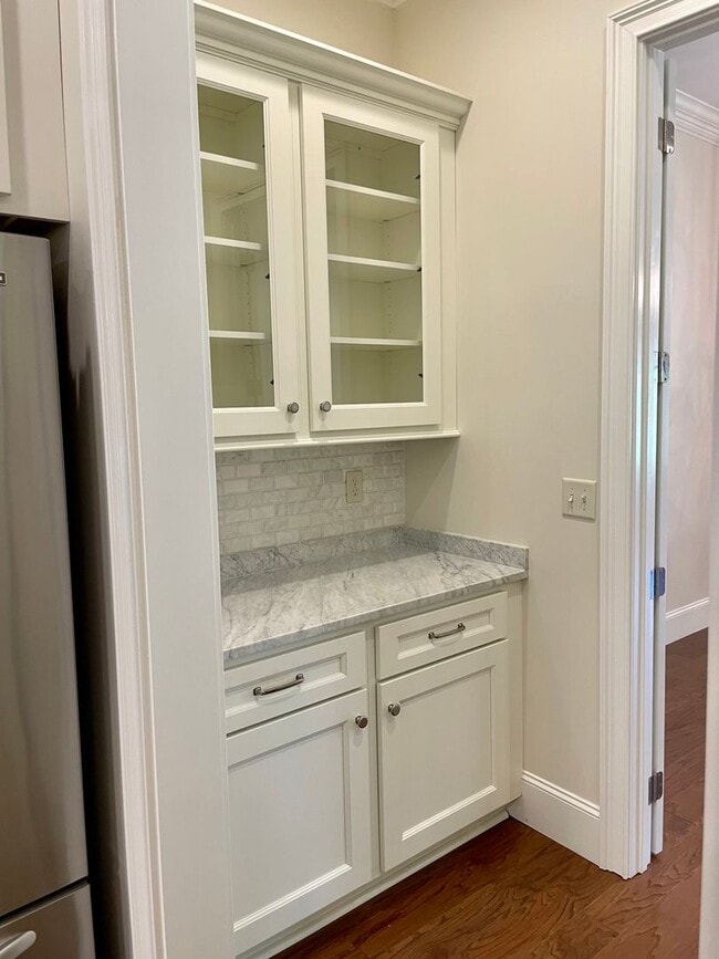 Building Photo - Luxury 4 BR, 3.5 BA rental