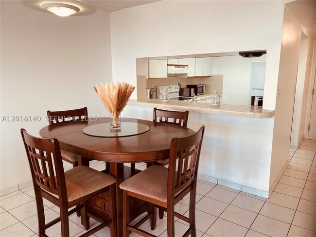Building Photo - 2555 Collins Ave
