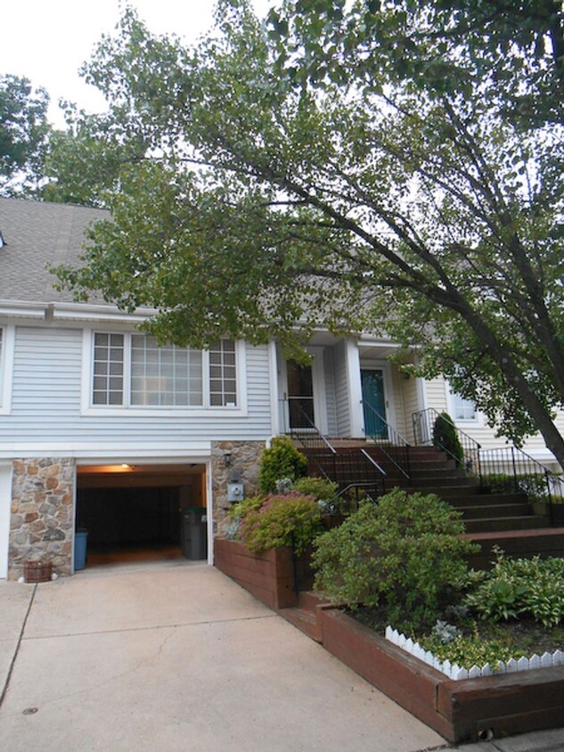 Primary Photo - Single Family Townhome, 2 bedrooms, 3 full...