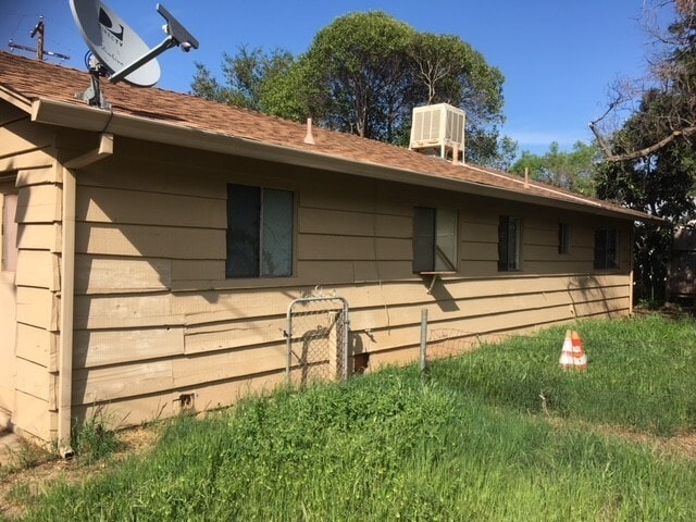 Building Photo - Two Bedroom, One Bathroom Home In Convenie...
