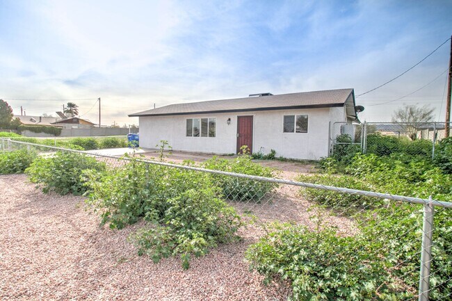 Foto del edificio - 3 Bed + 2 Bath + 1,208 SF Gorgeous Remodel...