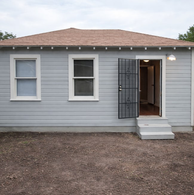 Building Photo - 932 Poinsettia St