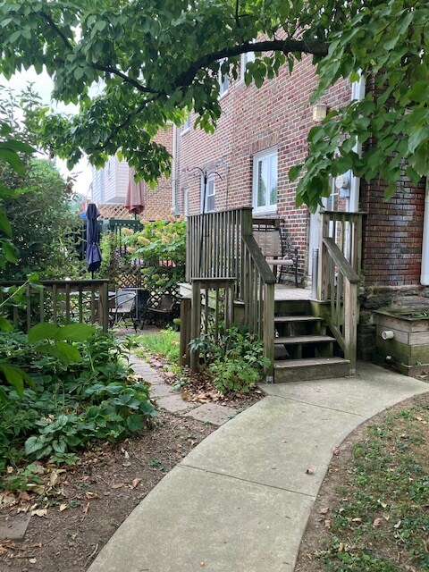 Building Photo - 342 E Allens Ln