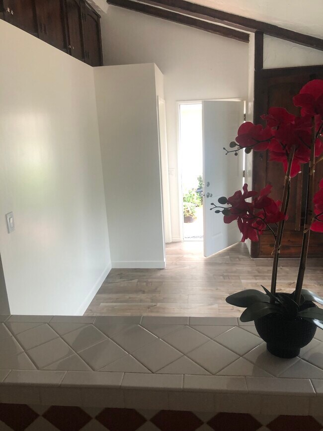 Vista de la cocina hacia la entrada de la casa - 12621 Victoria Ave