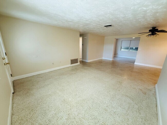 Foto del edificio - 3 Bed and 1.5 Bath