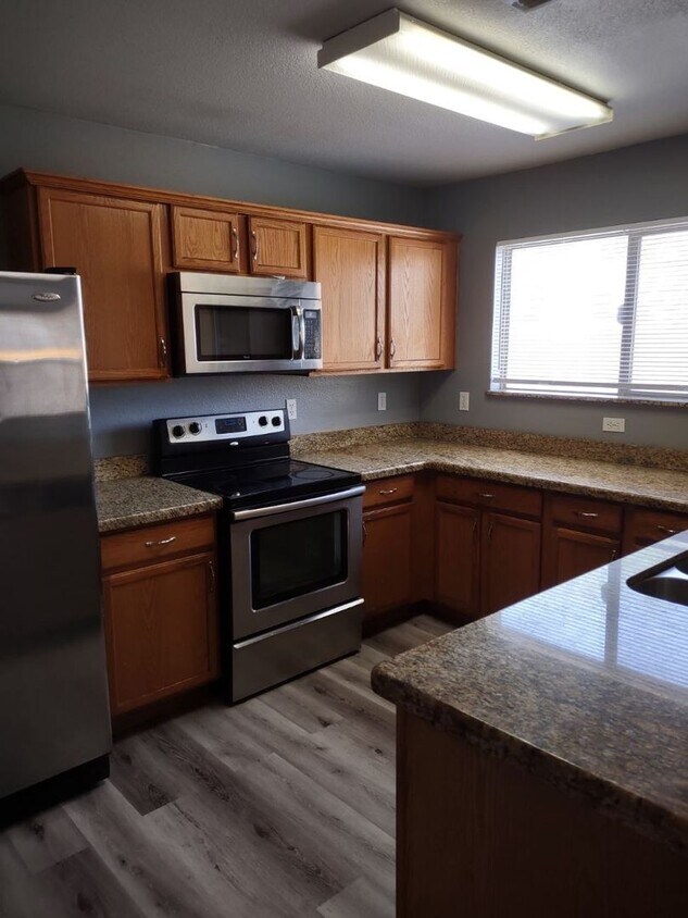 Foto del edificio - Large 4 bedroom 2.5 Bathroom-New Paint !