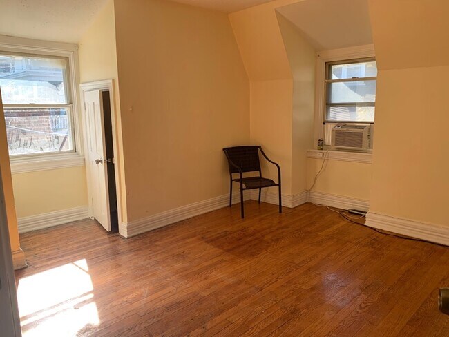Building Photo - 1208 W 10th St