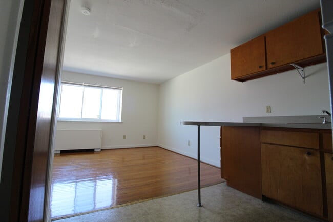Building Photo - 484 Tolland St