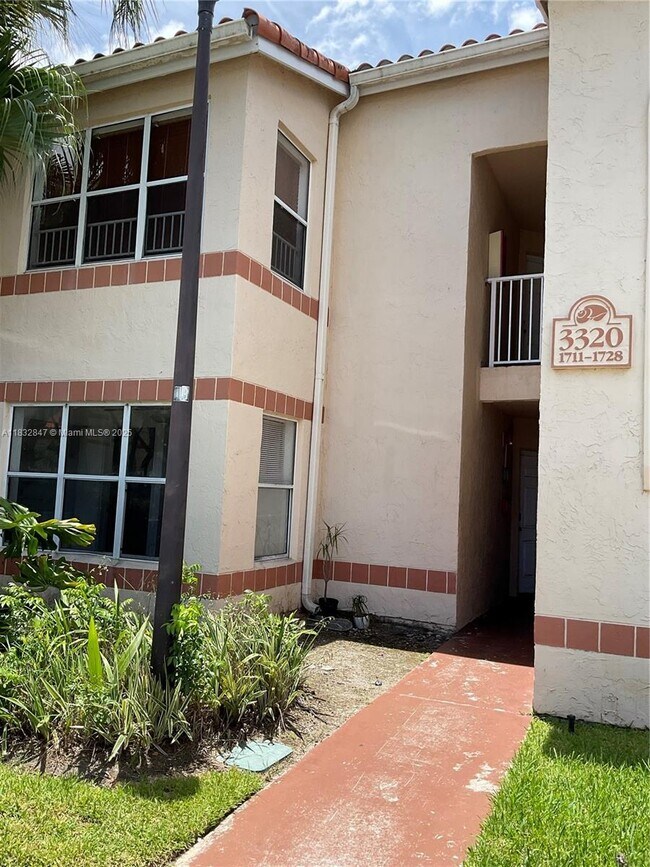 Foto del edificio - 3320 Pinewalk Dr N
