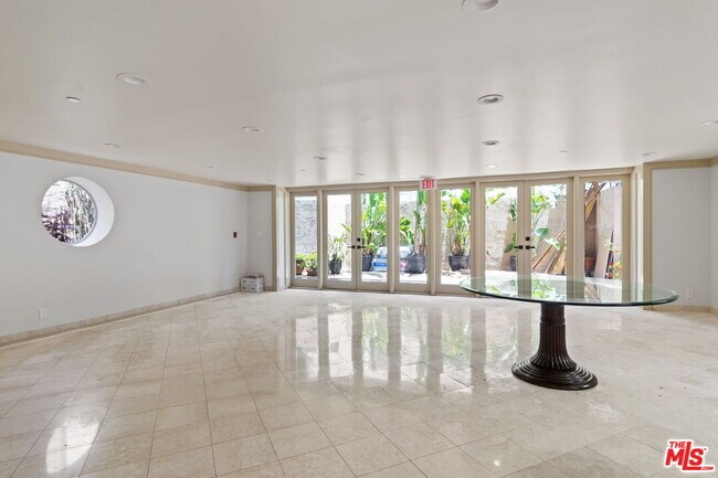 Building Photo - 448 N Oakhurst Dr