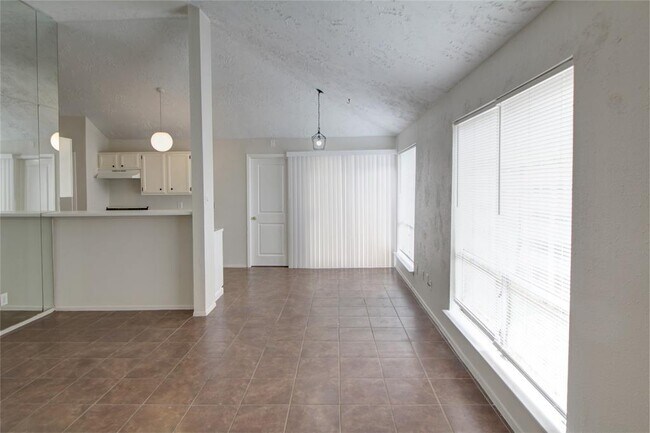 Foto del edificio - 5410 Rivergate Dr