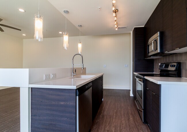 Building Photo - 604 N Bluff Dr